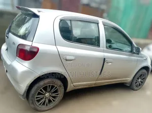 Photo - Toyota Vitz 2001 Silver