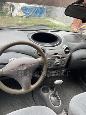Photo - Toyota Vitz 2000 Silver