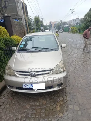 Photo - Toyota Platz 2003 Gold