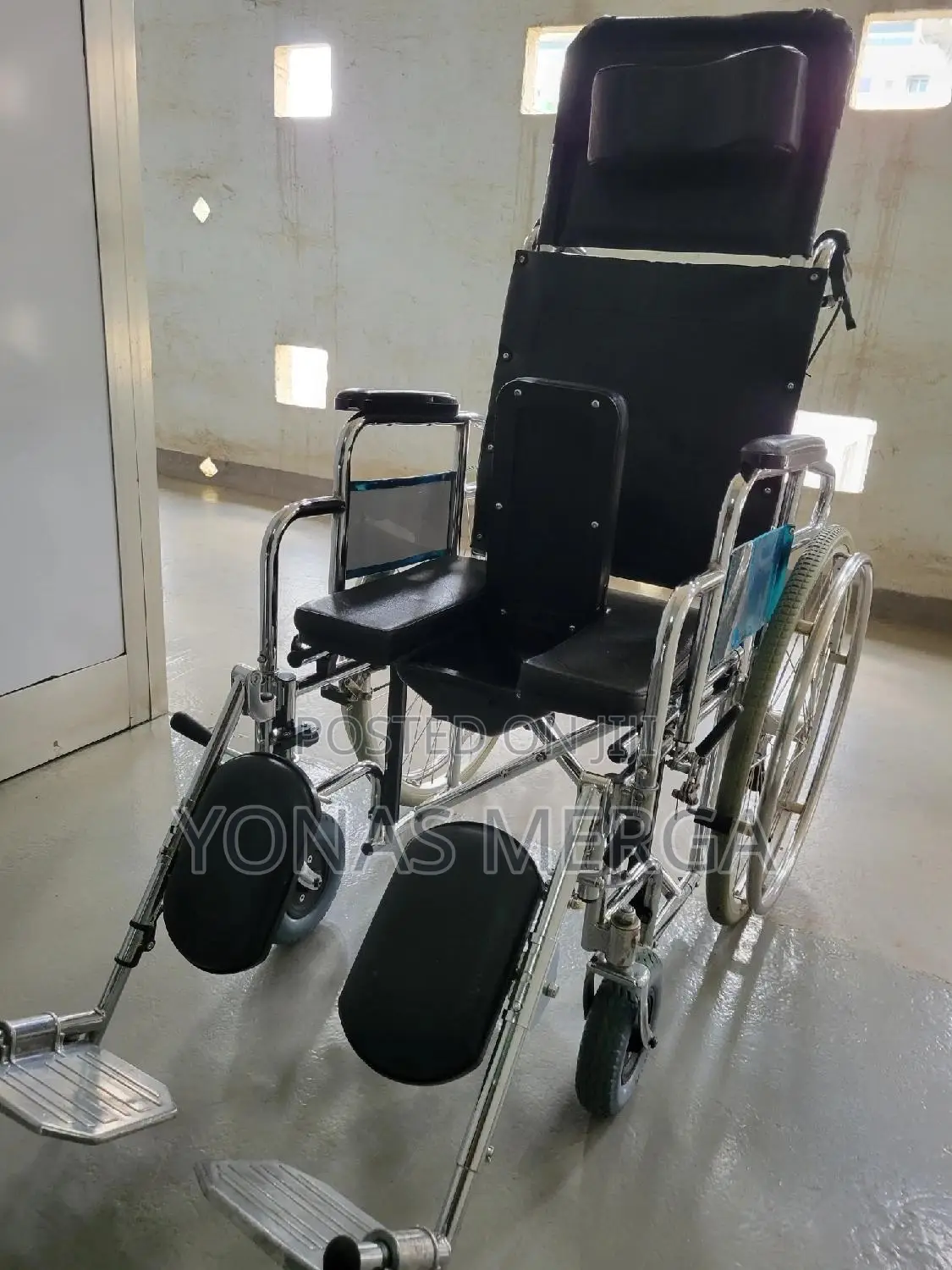 Reclining Wheelchair=Commode"W/C Typically Features a Chrome