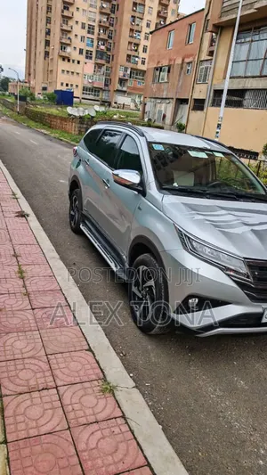 Toyota Rush 2023 Silver