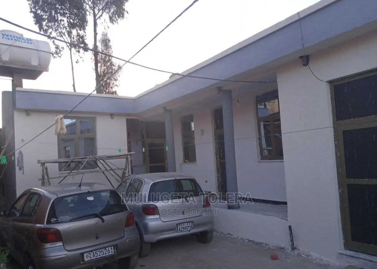 5bdrm House in Private, Yeka for sale