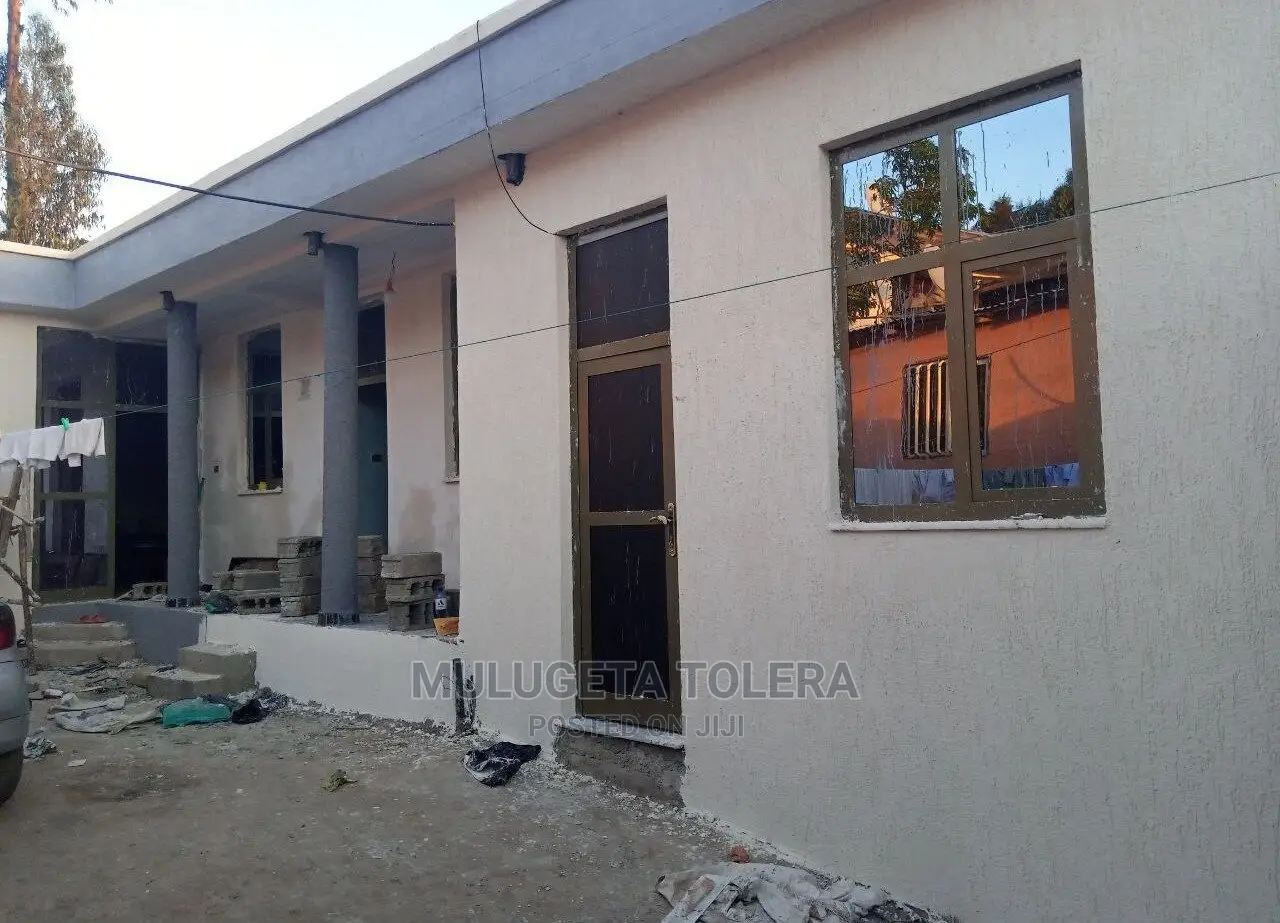 5bdrm House in Private, Yeka for sale