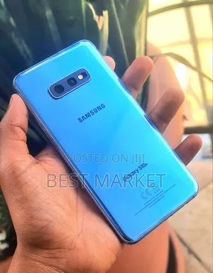 Photo - Samsung Galaxy S10e 128 GB Blue