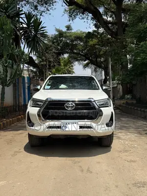 Toyota Hilux 2022 White