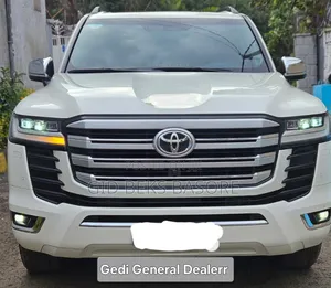 Photo - Toyota Land Cruiser 2022 White