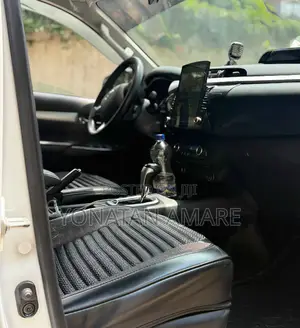 Toyota Hilux 2022 White