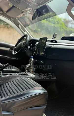 Toyota Hilux 2022 White