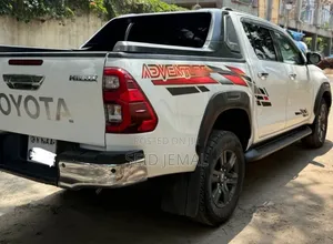 Toyota Hilux 2022 White