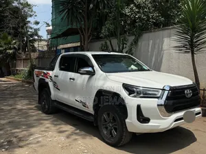 Toyota Hilux 2022 White