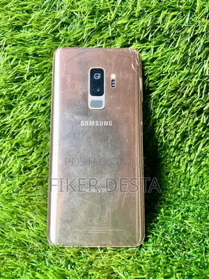 Photo - Samsung Galaxy S9 Plus 64 GB Gold