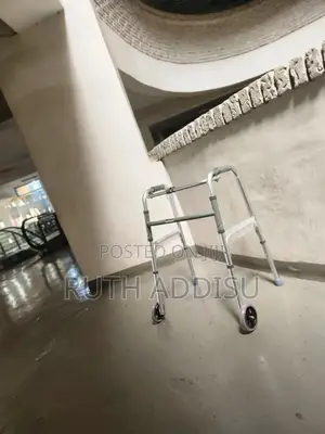 Photo - Walker貿發walker妹仔foldable Walker吞食medical Walker者的walker New