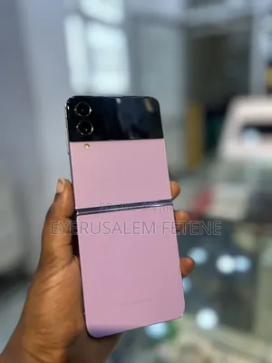 Photo - Samsung Galaxy Z Flip4 256 GB Purple