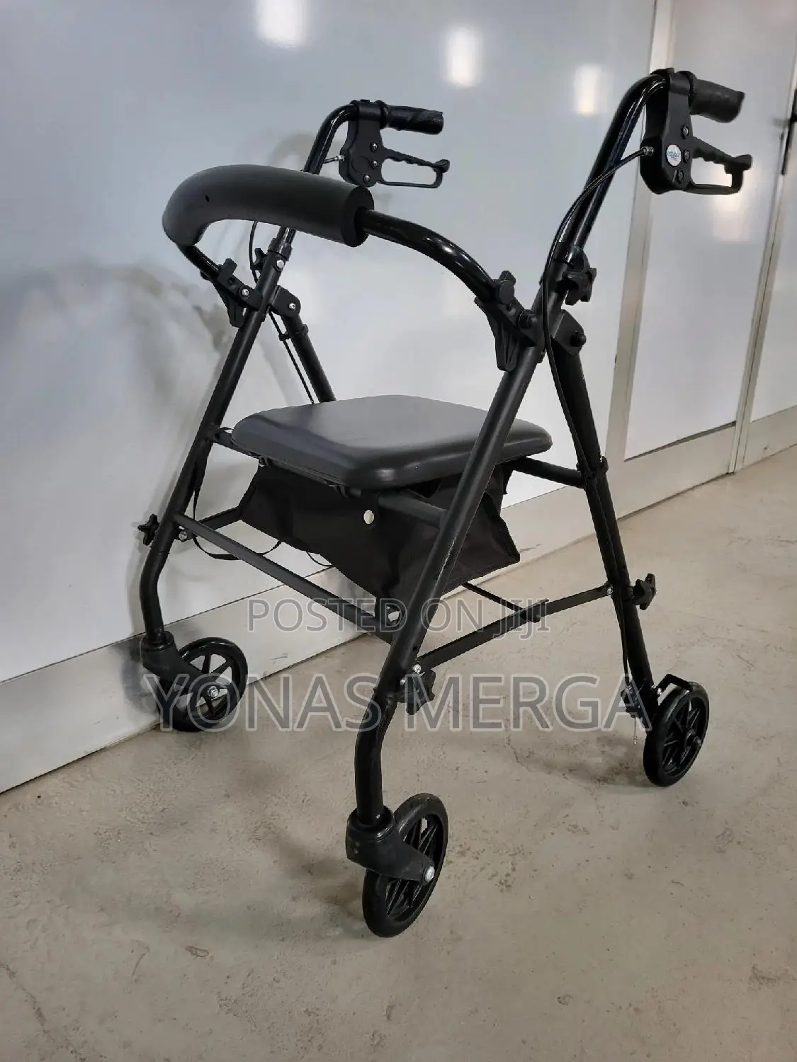 Walker With Seat Chair丈下the Walker Has Asturdy Frame Support