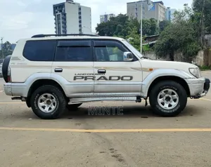 Toyota Land Cruiser 2000 White
