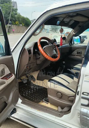 Toyota Land Cruiser 2000 White