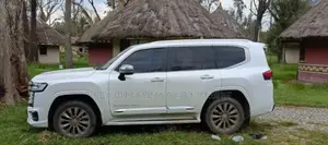 Photo - Toyota Land Cruiser 2023 Ivory