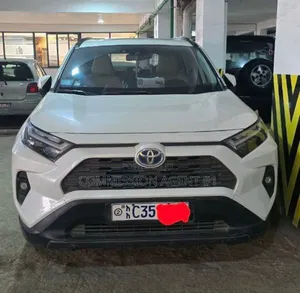 Photo - Toyota RAV4 2022 White
