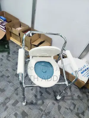 Photo - Commode Chair脆皮toilet Chair魏國adjustable Commode Chair