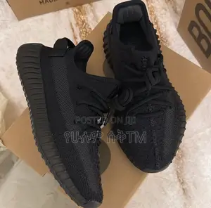 Photo - Adidas Yeezy 350 V2 Onyx Zwart ‘Triple Black’ Men’S Shoes