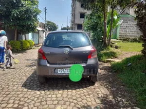 Photo - Toyota Yaris 2008 Gray