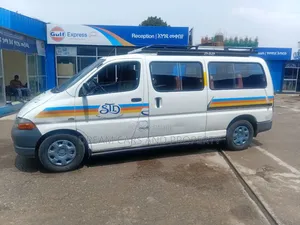 Toyota HiAce 2006 White