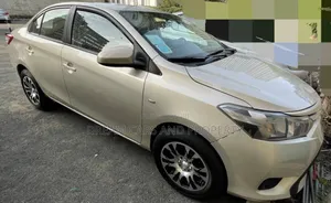 Photo - Toyota Yaris LE Hatchback 5dr 2016 Gold