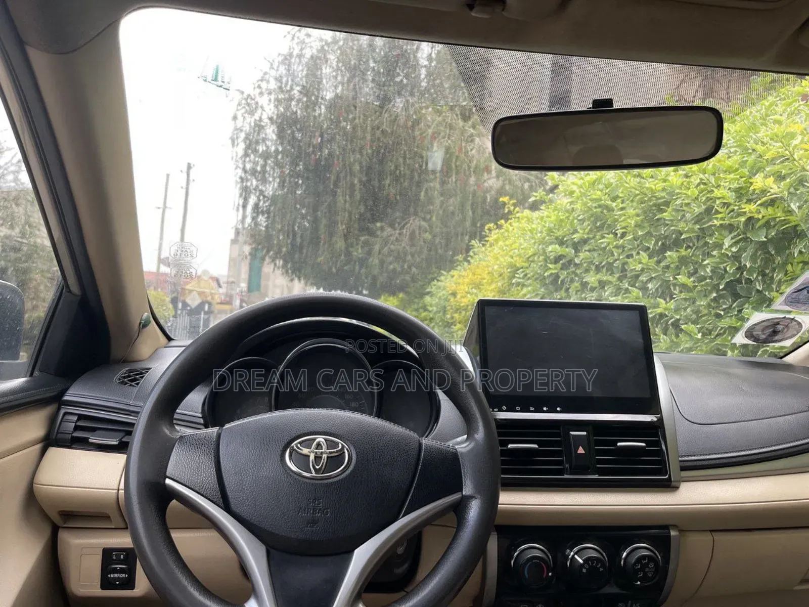 Toyota Yaris LE Hatchback 5dr 2016 Gold