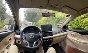 Toyota Yaris LE Hatchback 5dr 2016 Gold