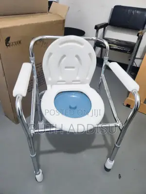 Photo - Commode Chair直至toilet Chair厚度commode Chair脆一poty Chair