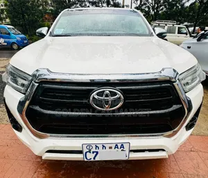 Photo - Toyota Hilux 2021 White