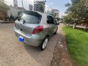 Toyota Vitz 1.0 FWD 5dr 2010 Gray