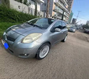 Toyota Vitz 1.0 FWD 5dr 2010 Gray