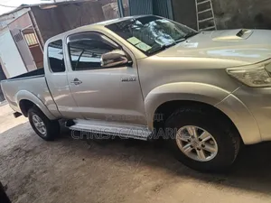Toyota Hilux 2.5 D-4D 4X4 SRX 2012 Silver