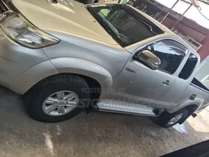 Toyota Hilux 2.5 D-4D 4X4 SRX 2012 Silver