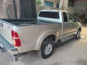 Toyota Hilux 2.5 D-4D 4X4 SRX 2012 Silver