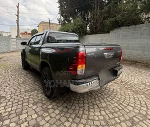 Toyota Hilux 2021 Blue