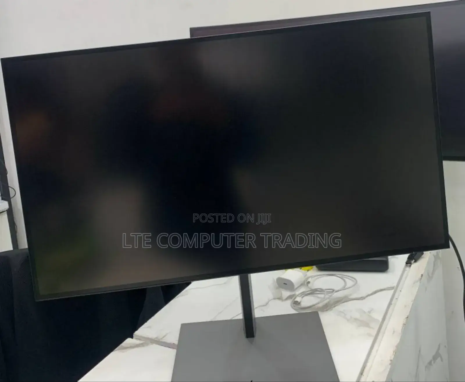 27 Inch Monitor