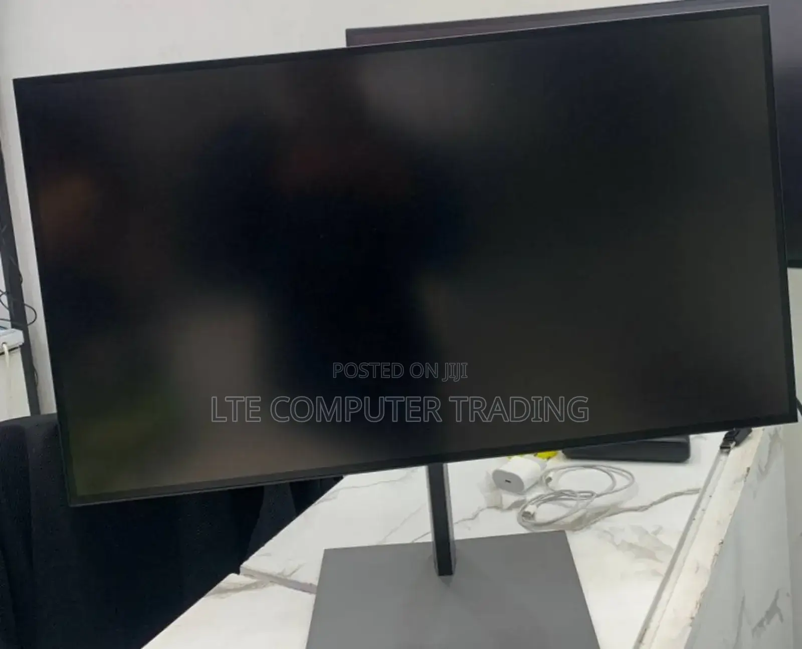 27 Inch Monitor