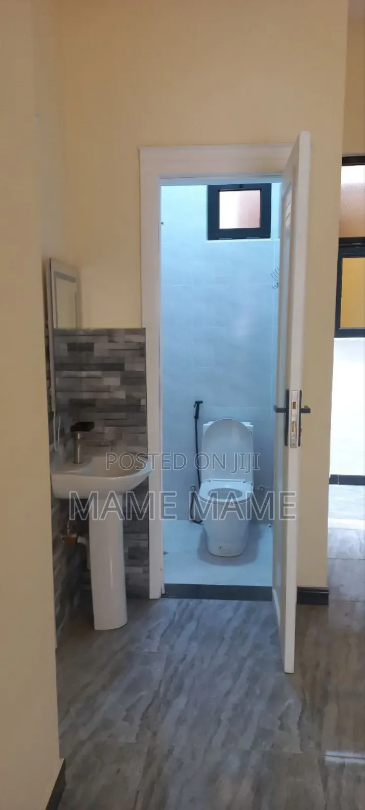 8bdrm House in Addis Abeba, Bole for sale