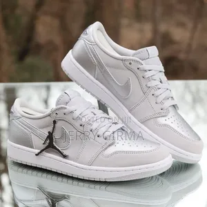 Photo - Air Jordan 1 Low Metalic Silver