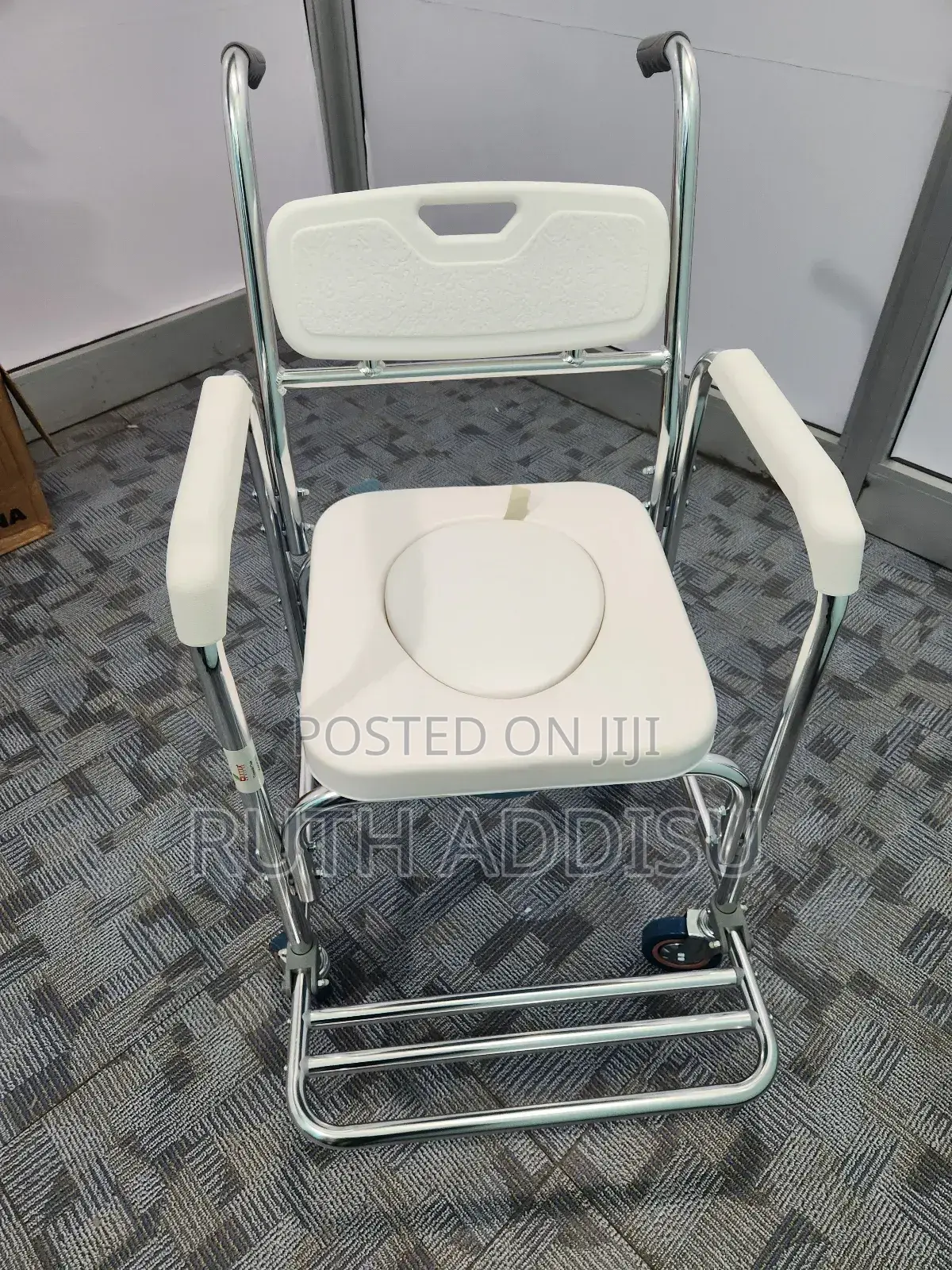 Commode 4 ትንንሽ እግር ተሽከርካሪ ወንበር Commode Chair New Medical