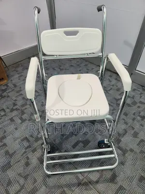 Photo - Commode 4 ትንንሽ እግር ተሽከርካሪ ወንበር Commode Chair New Medical