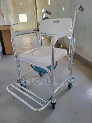 Photo - Commode Chairة沿wheelchair八长bucket and Place the Chair