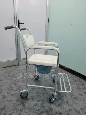 Photo - Removable Commode Bucket Lid皿辱toilet Chair□قshowering Comes