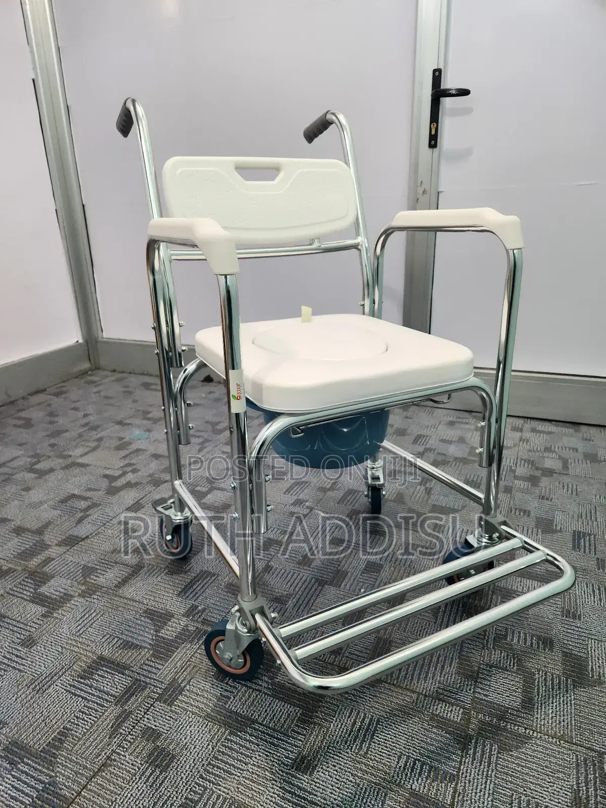 Commod3 Four Wheel Wheelchair腱我4 in 1 Commode Toilet Chair