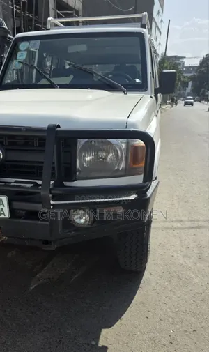 Photo - Toyota Land Cruiser 2018 White