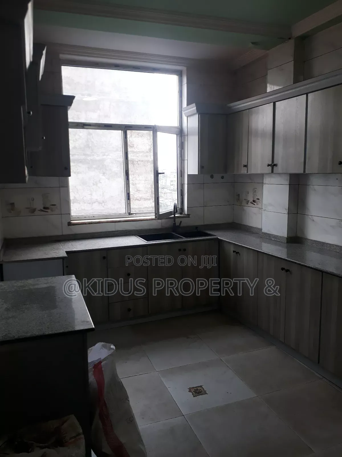 3bdrm Apartment in Lebu Medhaniyalem, Nifas Silk-Lafto for rent
