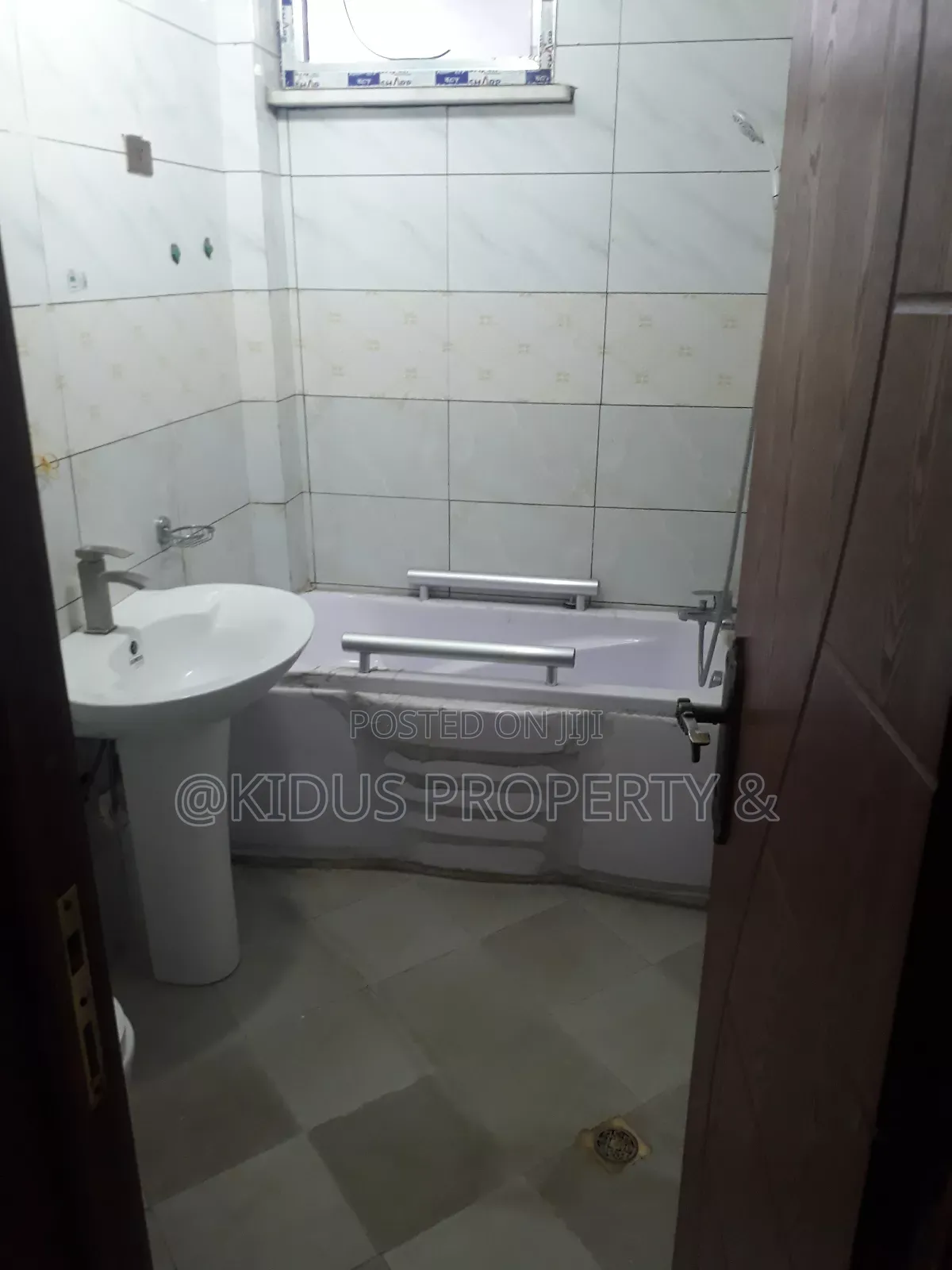3bdrm Apartment in Lebu Medhaniyalem, Nifas Silk-Lafto for rent