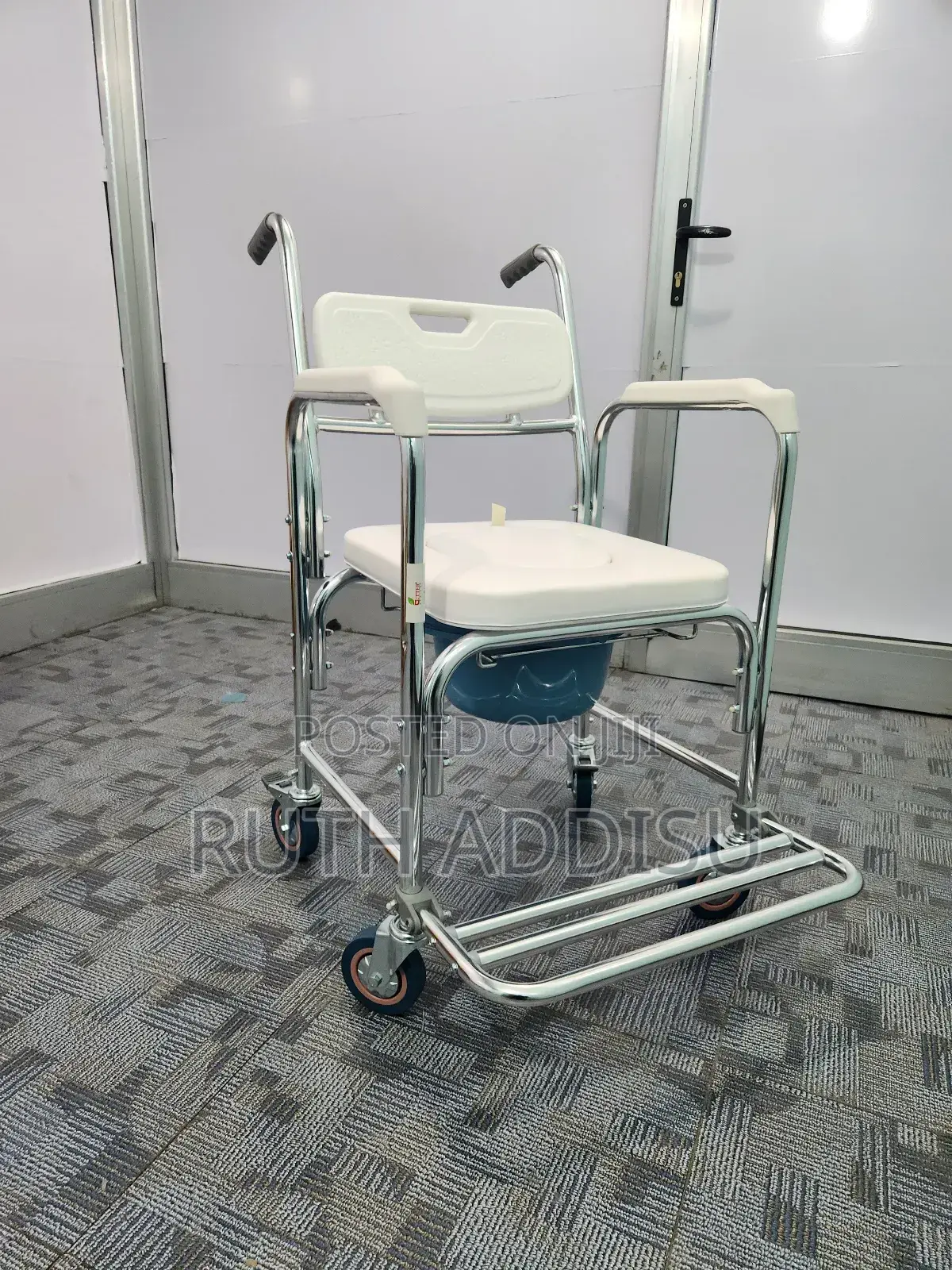 Four Wheel Commode Wheelchair寫真strong Wheelchair New Medical